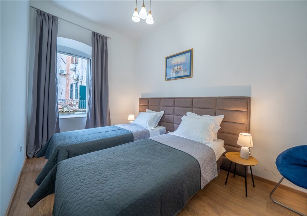 bedroom 2 single beds